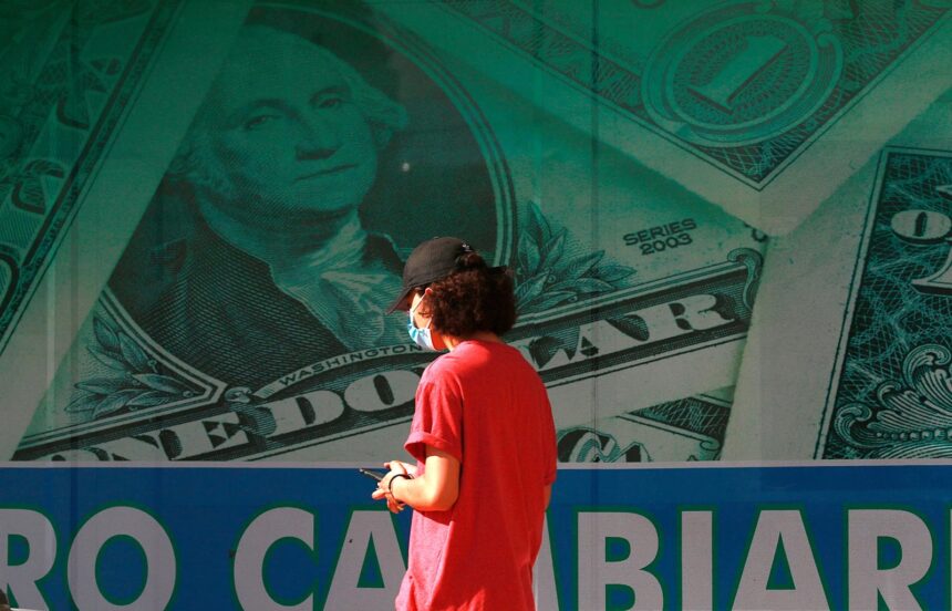 Dos proyectos de ley en EE UU amenazan las remesas que envían los migrantes