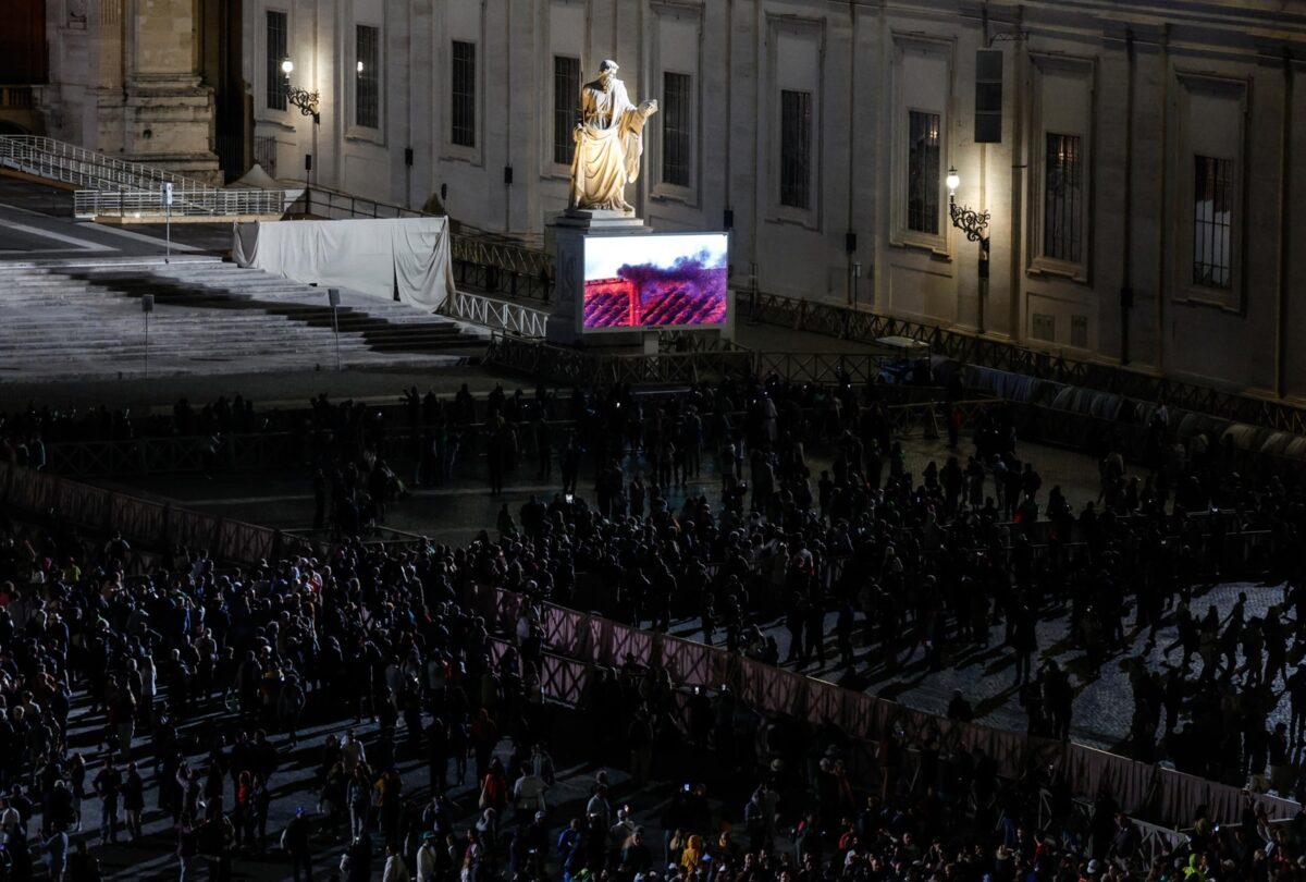Humo negro durante la primera jornada del cónclave para elegir al sucesor del papa Francisco