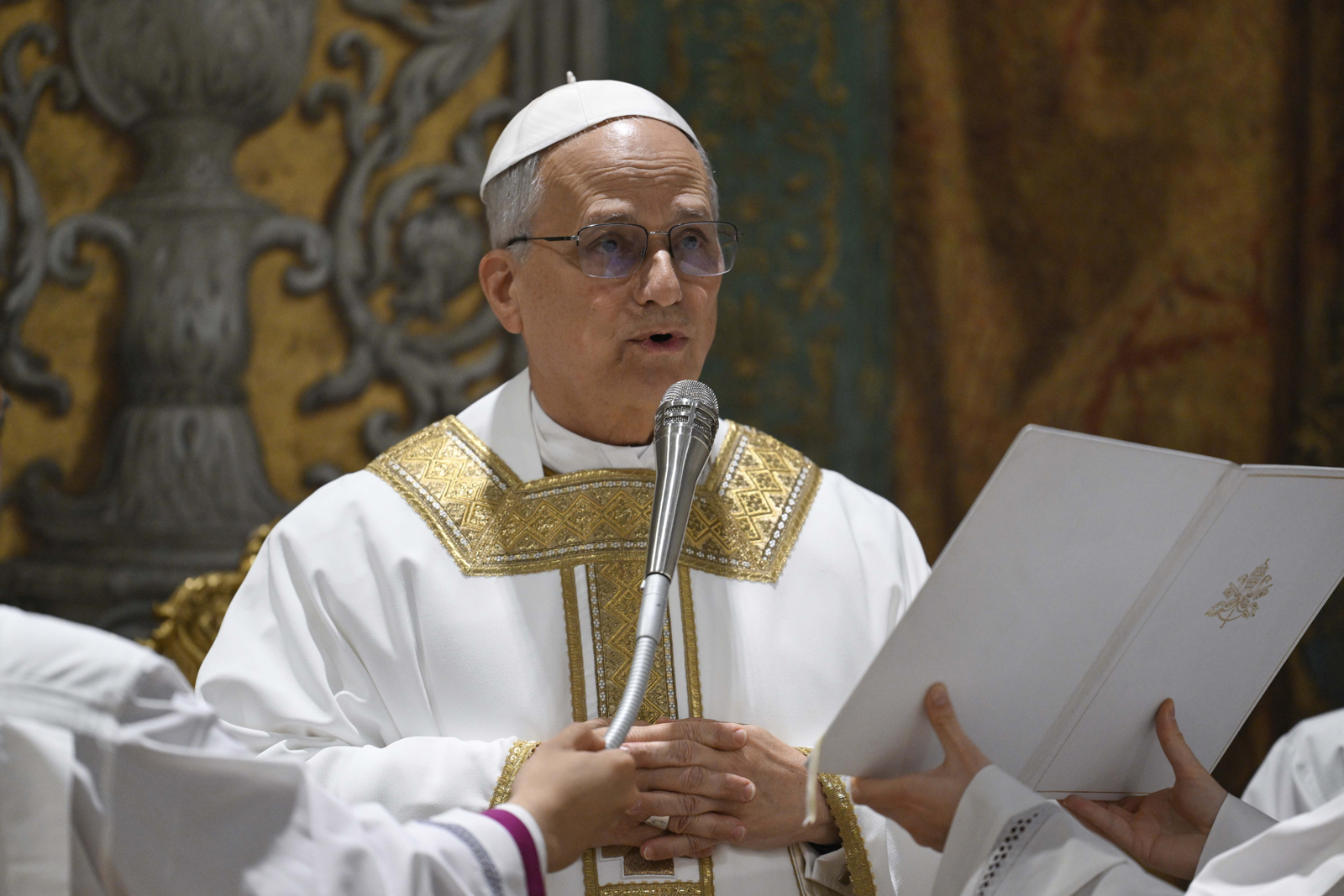Las primeras actividades del papa León XIV: la homilía con los cardenales y un encuentro sorpresa con los fieles