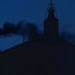 Humo negro durante la primera jornada del cónclave para elegir al sucesor del papa Francisco