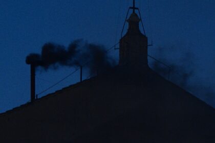 Humo negro durante la primera jornada del cónclave para elegir al sucesor del papa Francisco