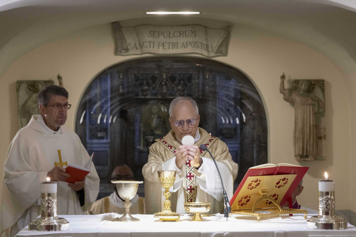 El papa León XIV rezó el Regina Coeli desde el balcón de la Basílica de San Pedro
