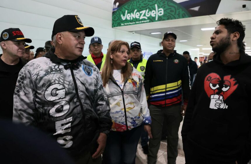 Llegó nuevo vuelo con 183 migrantes venezolanos deportados desde EE UU