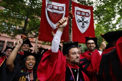 Justicia de EE UU frena intento de Trump de restringir visas para estudiantes de Harvard