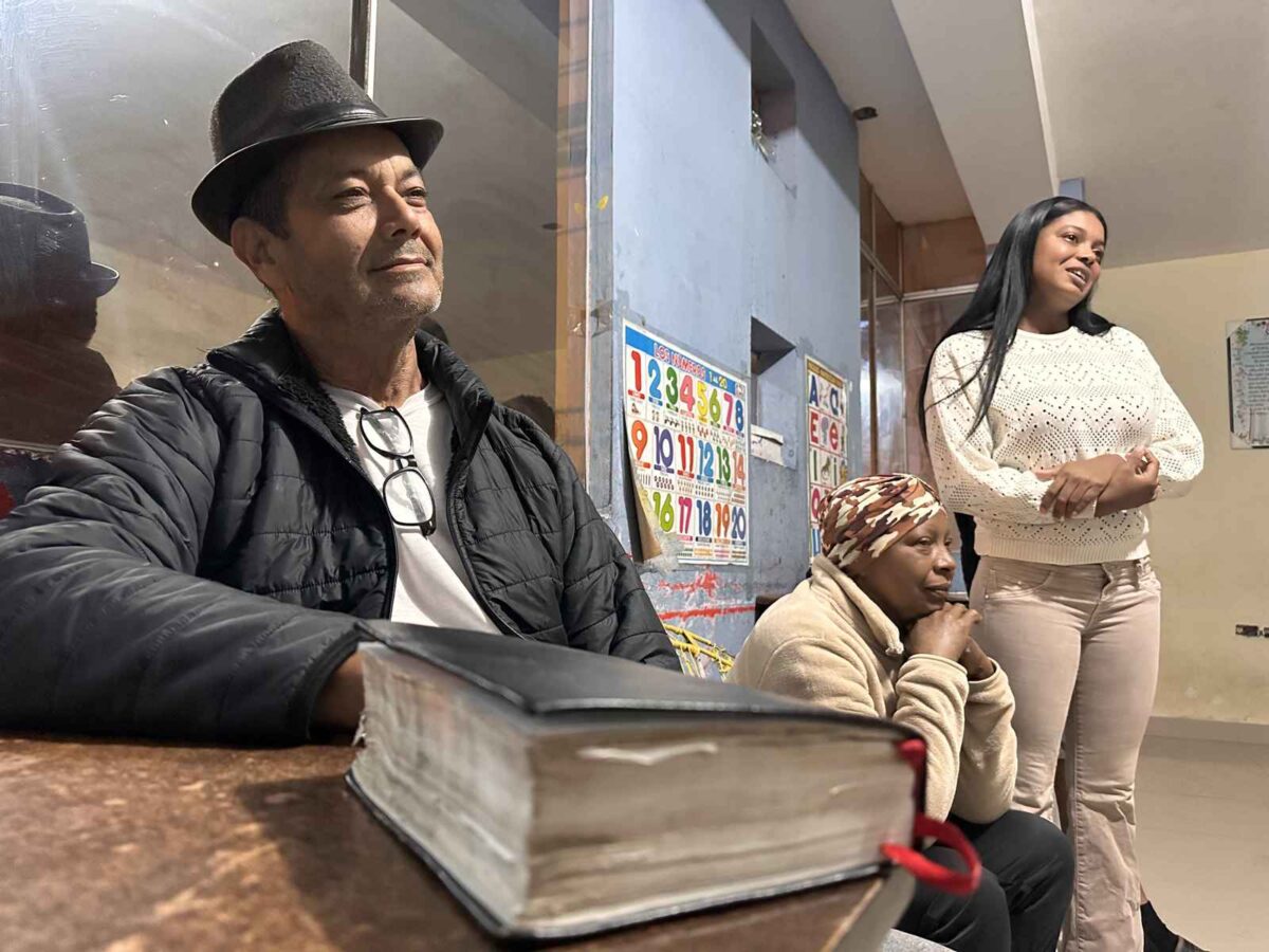 Integrantes de la familia Ferrer hablan en una entrevista con EFE en Chiclayo (Perú)