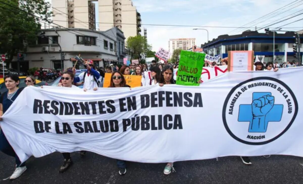 #TeExplicamos | ¿En qué consiste la reforma migratoria de Argentina que restringe la residencia y elimina la salud gratuita para extranjeros?