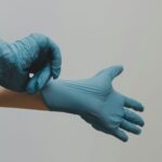 OMS alertó sobre los riesgos del uso excesivo de guantes médicos