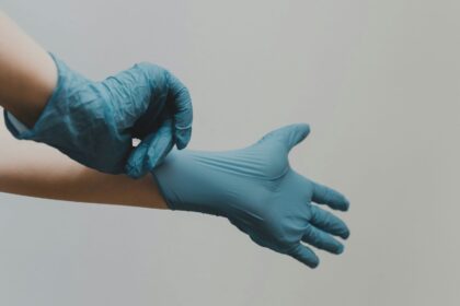 OMS alertó sobre los riesgos del uso excesivo de guantes médicos