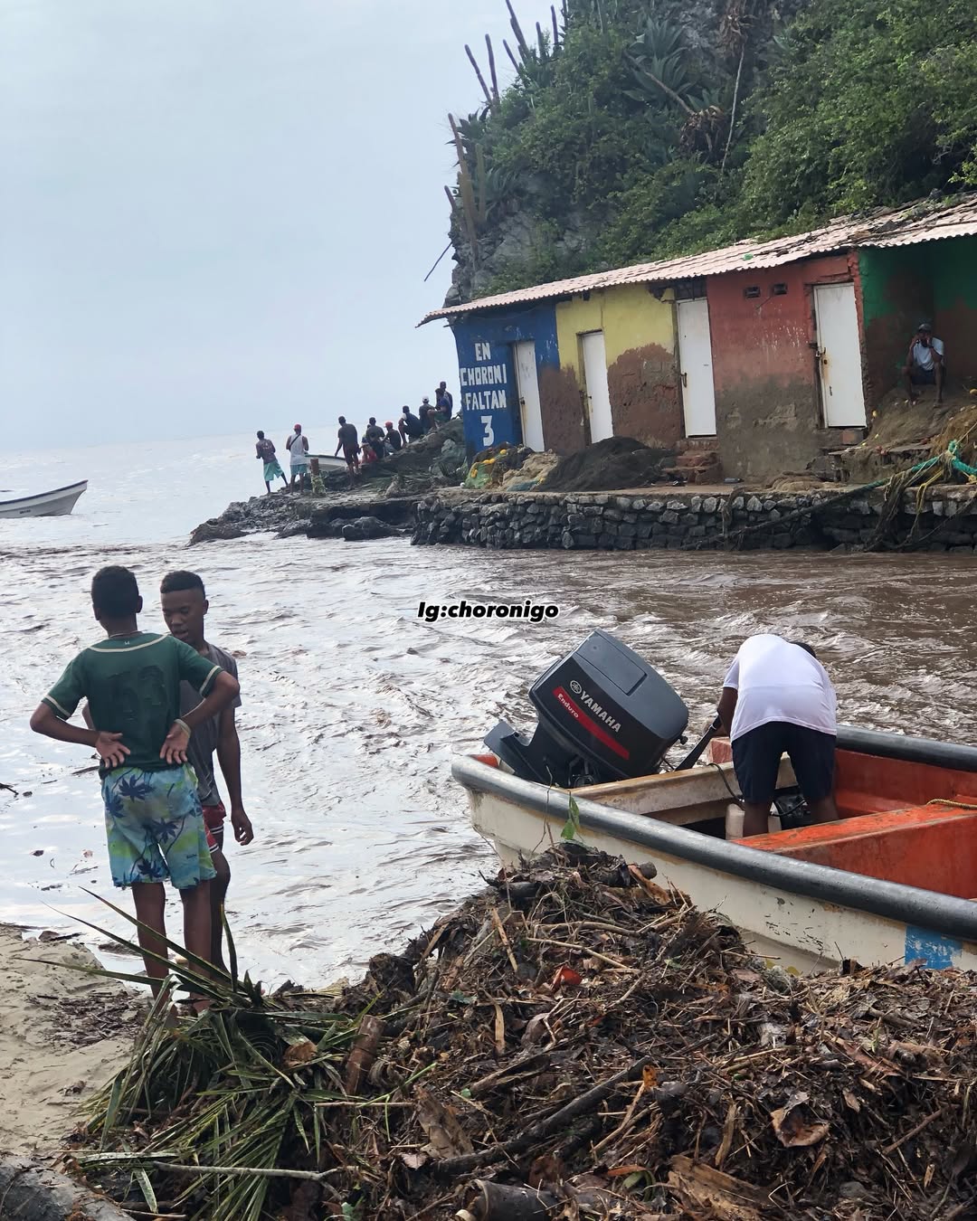 Un río se desbordó en Choroní por las fuertes lluvias
