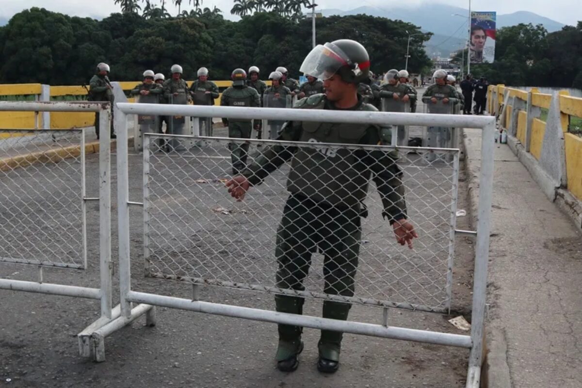 Frontera terrestre porque por ese lado de Táchira es una, solo que hay varios pasos fronterizos
