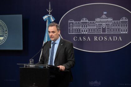 #TeExplicamos | ¿En qué consiste la reforma migratoria de Argentina que restringe la residencia y elimina la salud gratuita para extranjeros?