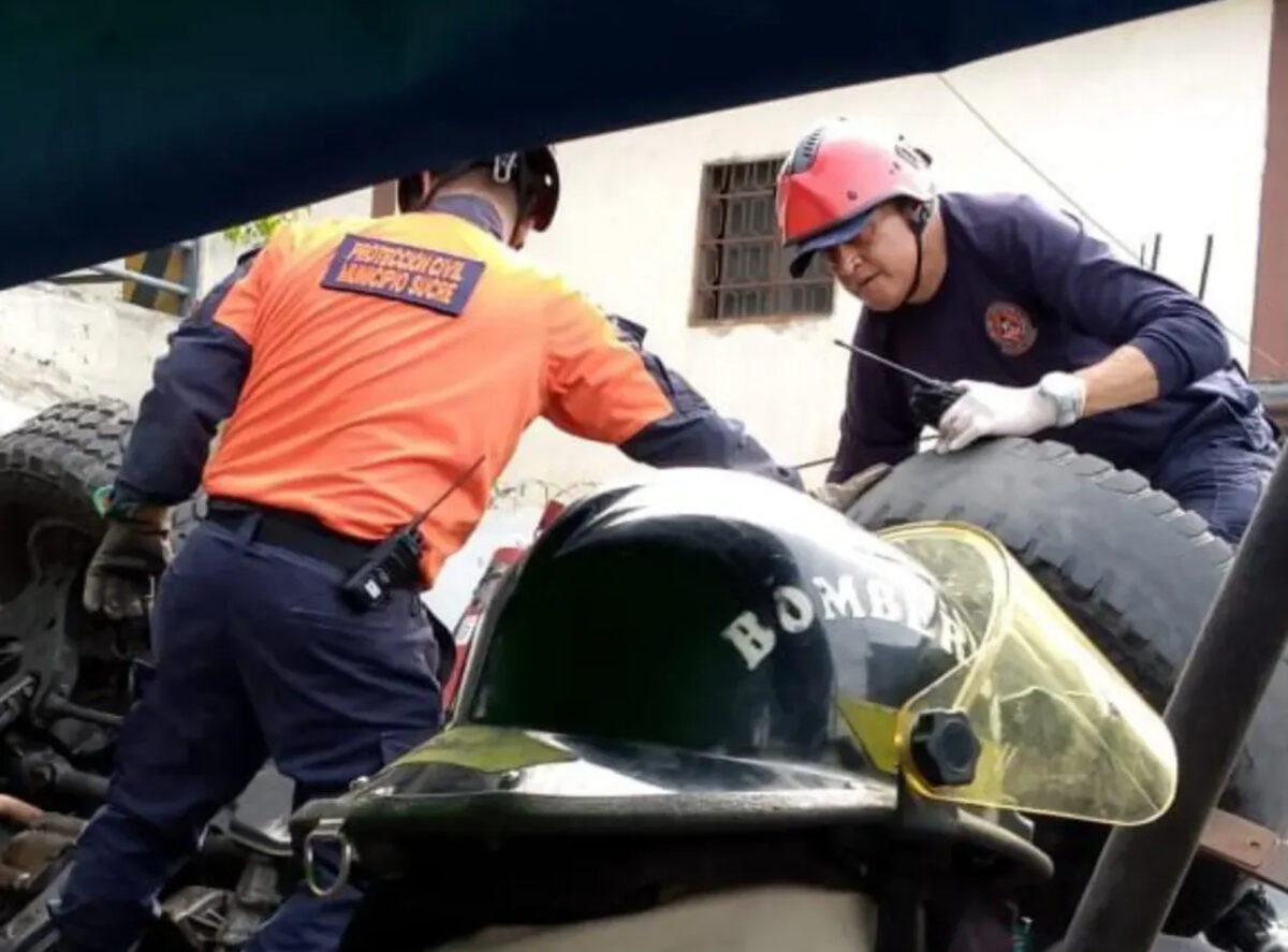 Un vehículo cayó desde un estacionamiento en la avenida Francisco de Miranda en Caracas