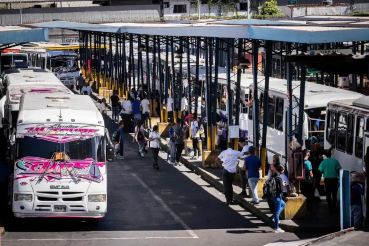 Transportistas venezolanos instaron a las autoridades a anclar el precio del pasaje al dólar