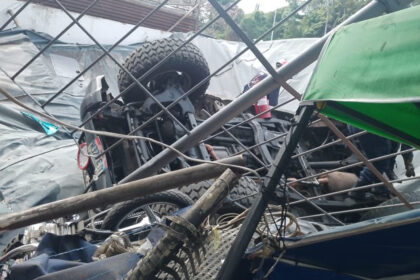 Un vehículo cayó desde un estacionamiento en la avenida Francisco de Miranda en Caracas