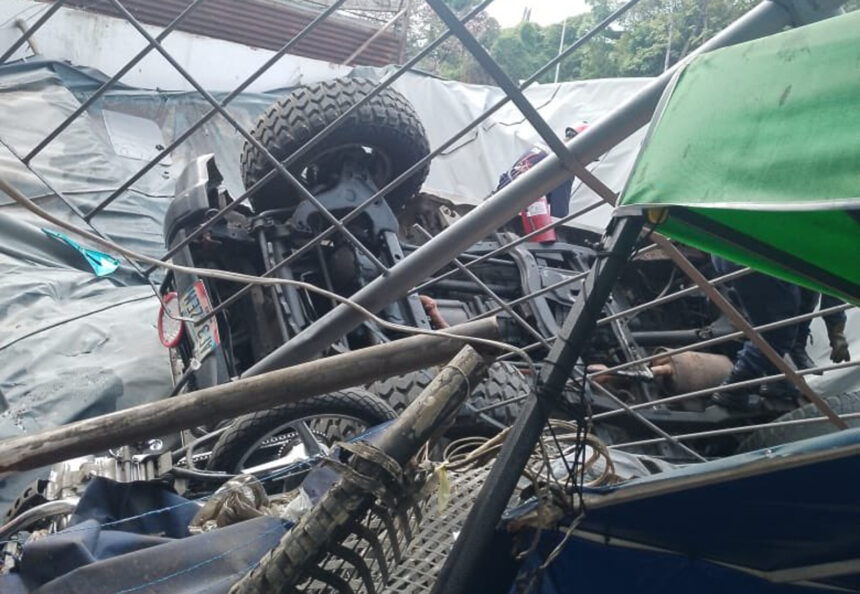 Un vehículo cayó desde un estacionamiento en la avenida Francisco de Miranda en Caracas