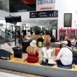 Personas esperan en la estación de tren tras un apagón que afectó al sur de Francia