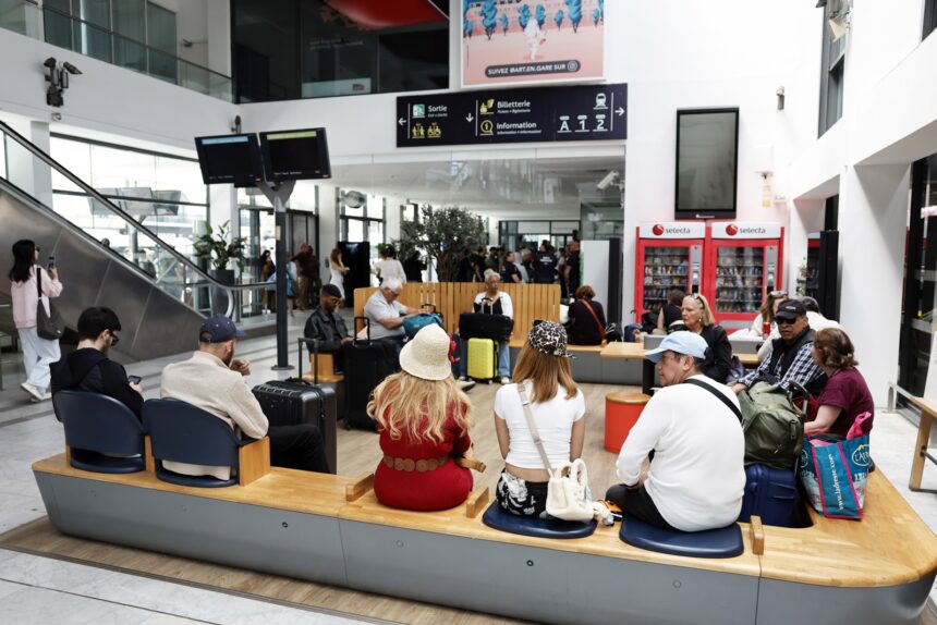 Personas esperan en la estación de tren tras un apagón que afectó al sur de Francia