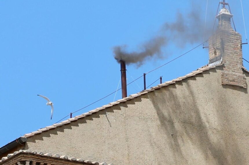 Fumata negra luego de la tercera votación para elegir un nuevo papa