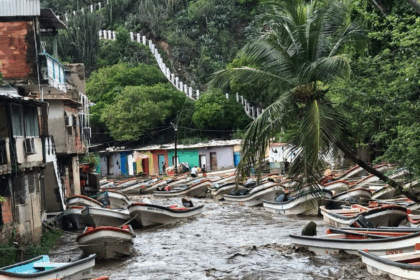 Un río se desbordó en Choroní por las fuertes lluvias