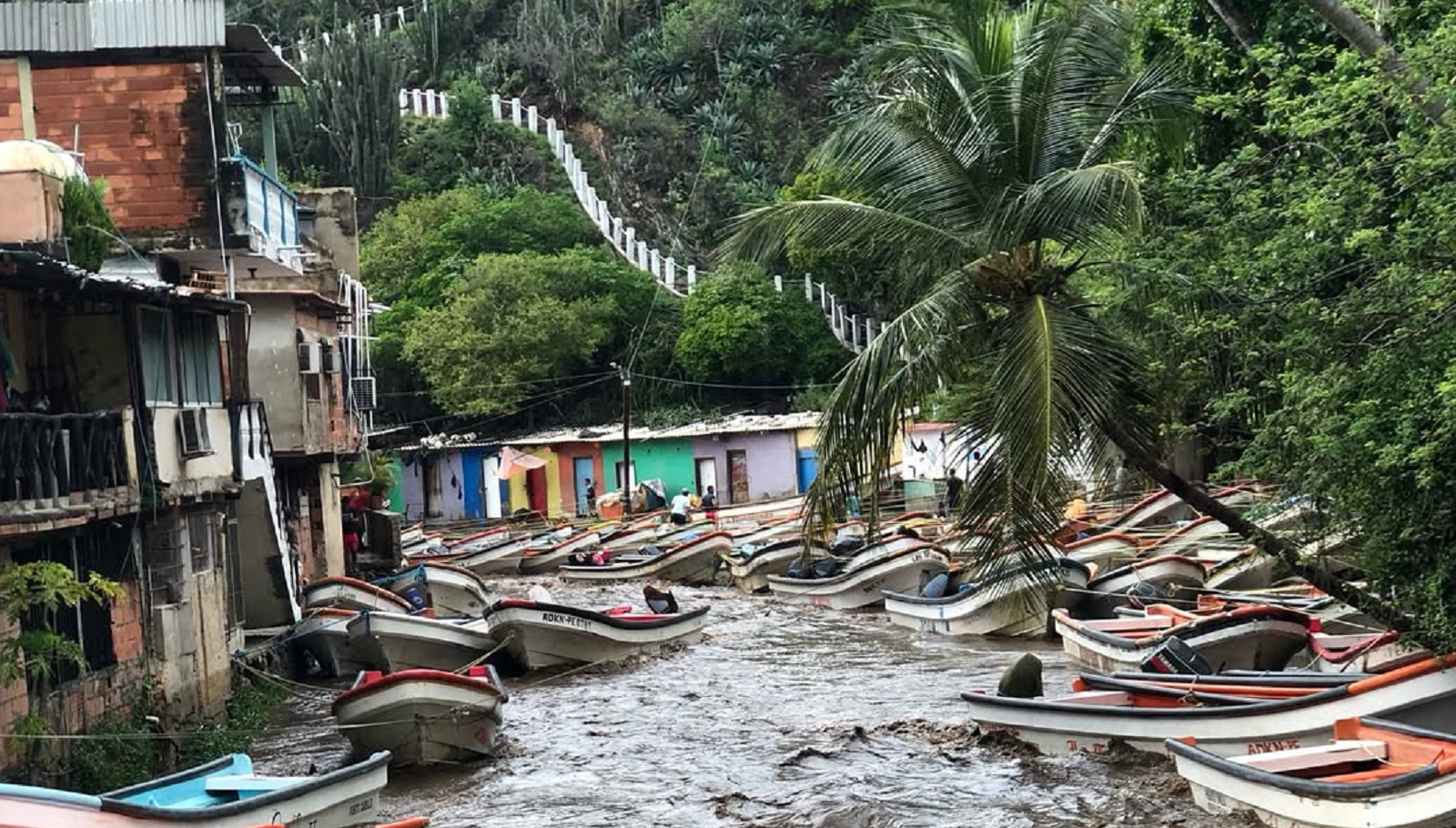 Un río se desbordó en Choroní por las fuertes lluvias