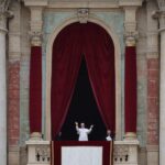 El papa León XIV rezó el Regina Coeli desde el balcón de la Basílica de San Pedro
