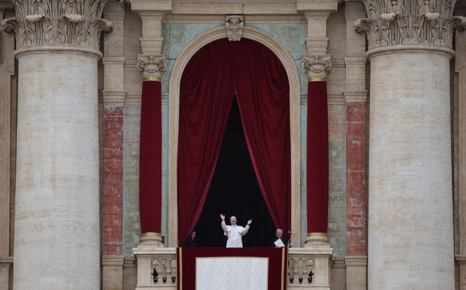 El papa León XIV rezó el Regina Coeli desde el balcón de la Basílica de San Pedro