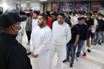 Llegó nuevo vuelo con 183 migrantes venezolanos deportados desde EE UU