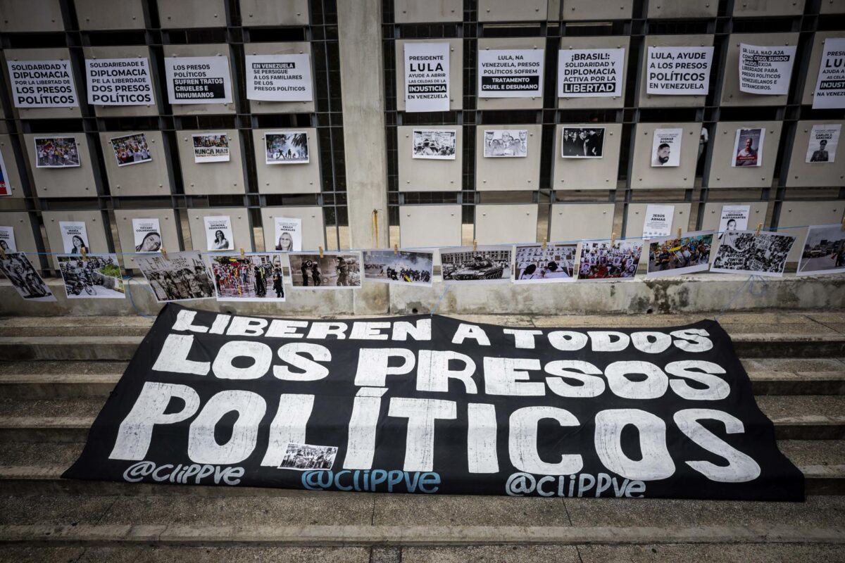 Familiares de presos políticos se concentraron frente a la Embajada de Brasil en Caracas