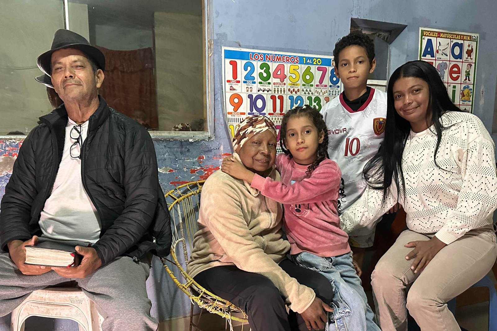 Integrantes de la familia Ferrer hablan en una entrevista con EFE en Chiclayo (Perú)