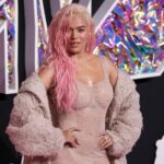 Karol G se sincera sobre su enfermedad en el documental: "Tengo una condición médica que causa aumento de peso"