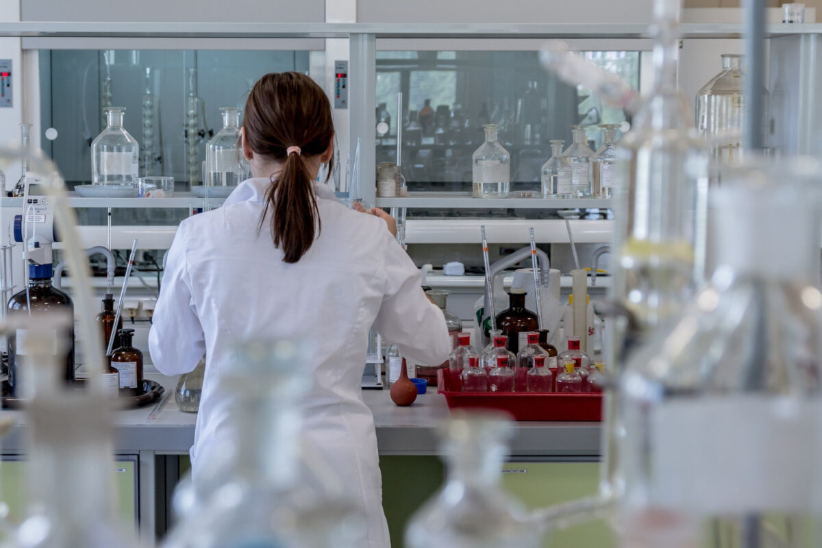 Diseñaron proteínas que pueden cambiar de forma y moverse como las naturales gracias a la inteligencia artificial