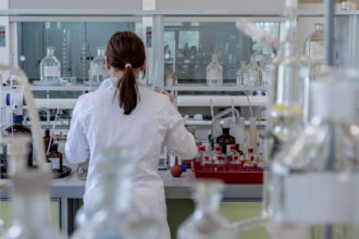 Diseñaron proteínas que pueden cambiar de forma y moverse como las naturales gracias a la inteligencia artificial