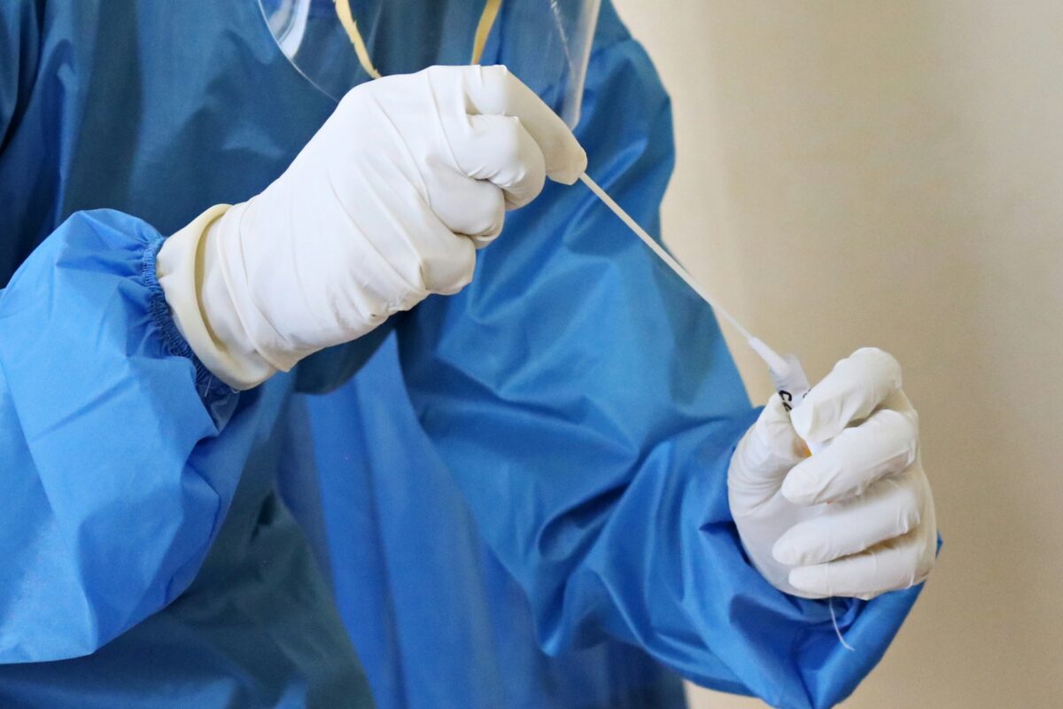 OMS alertó sobre los riesgos del uso excesivo de guantes médicos
