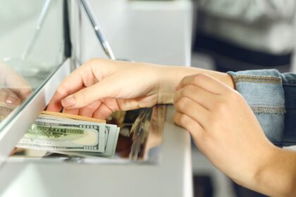 Dos proyectos de ley en EE UU amenazan las remesas que envían los migrantes