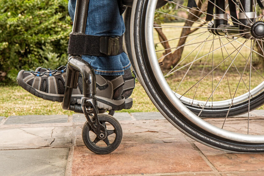 Un paciente parapléjico vuelve a andar gracias a la neuroestimulación de la médula