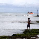 Migrantes venezolanos que retornan de EE UU permanecen varados en Panamá: "Aquí nos frena el mar y el dinero"