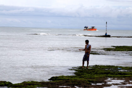 Migrantes venezolanos que retornan de EE UU permanecen varados en Panamá: "Aquí nos frena el mar y el dinero"