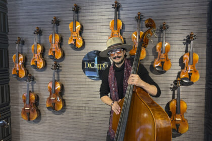 De tocar en la Sinfónica Juvenil de Caracas a abrir una tienda de música en España