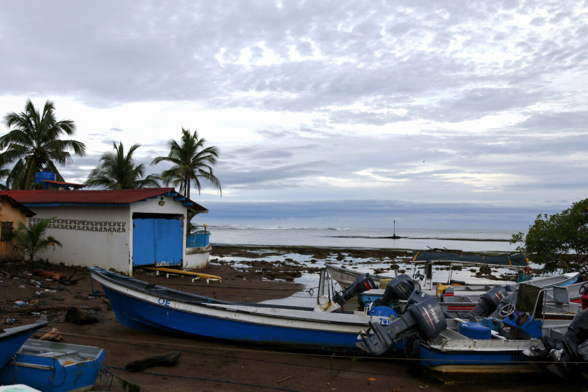 Migrantes venezolanos que retornan de EE UU permanecen varados en Panamá: "Aquí nos frena el mar y el dinero"