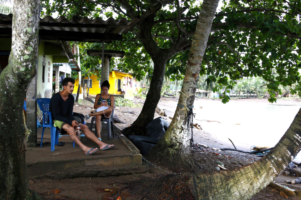 Migrantes venezolanos que retornan de EE UU permanecen varados en Panamá: "Aquí nos frena el mar y el dinero"