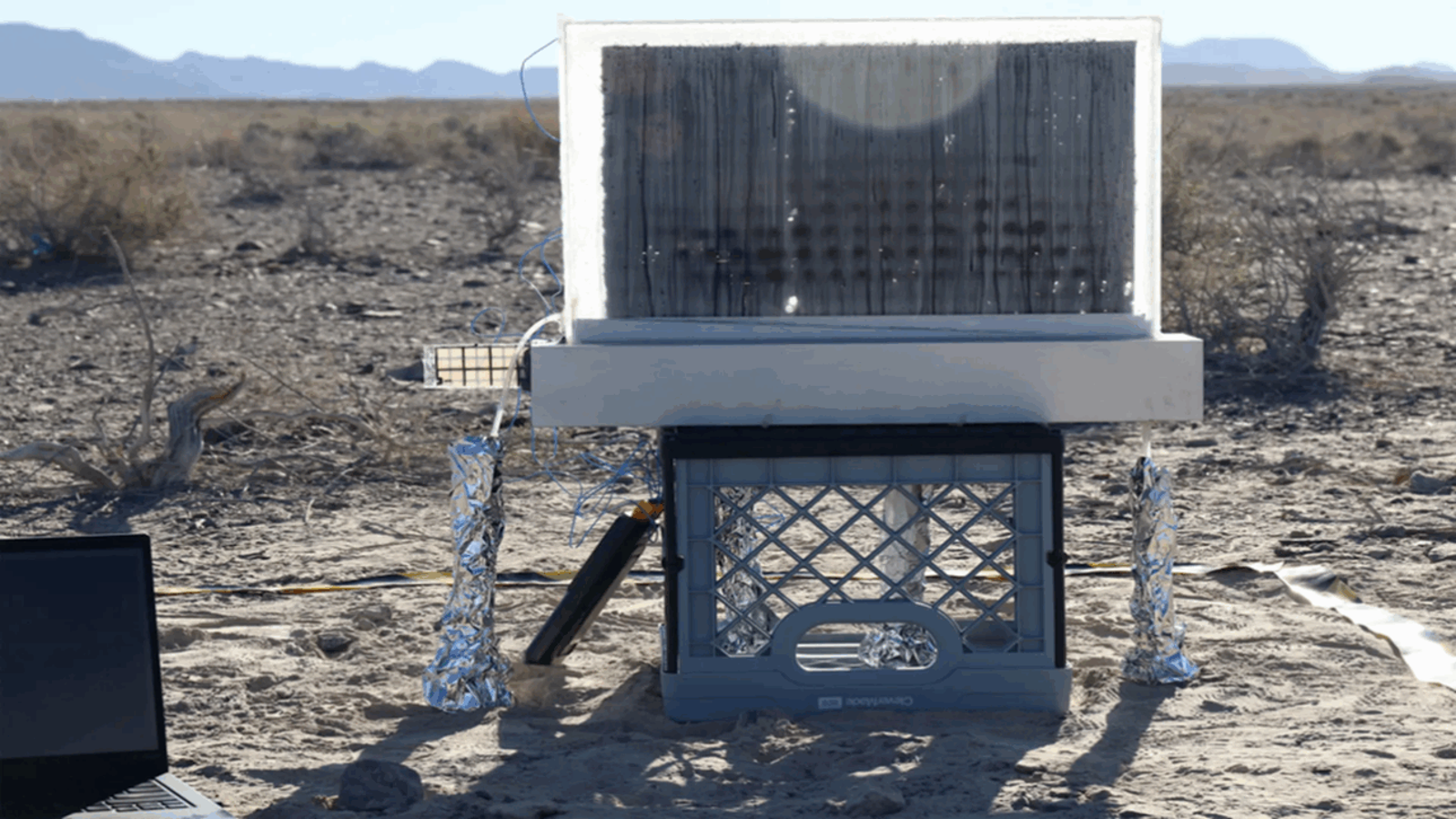 Crearon un panel que es capaz de extraer agua potable del aire