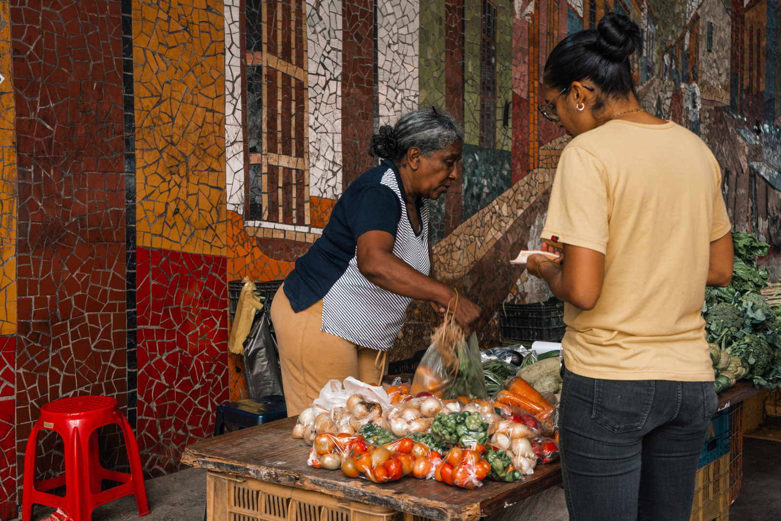 Entre frutas y asfalto: retratos de los vendedores ambulantes de Caracas