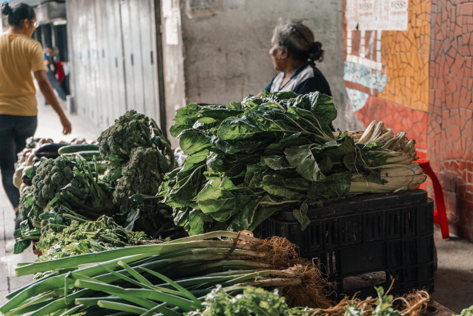 Entre frutas y asfalto: retratos de los vendedores ambulantes de Caracas