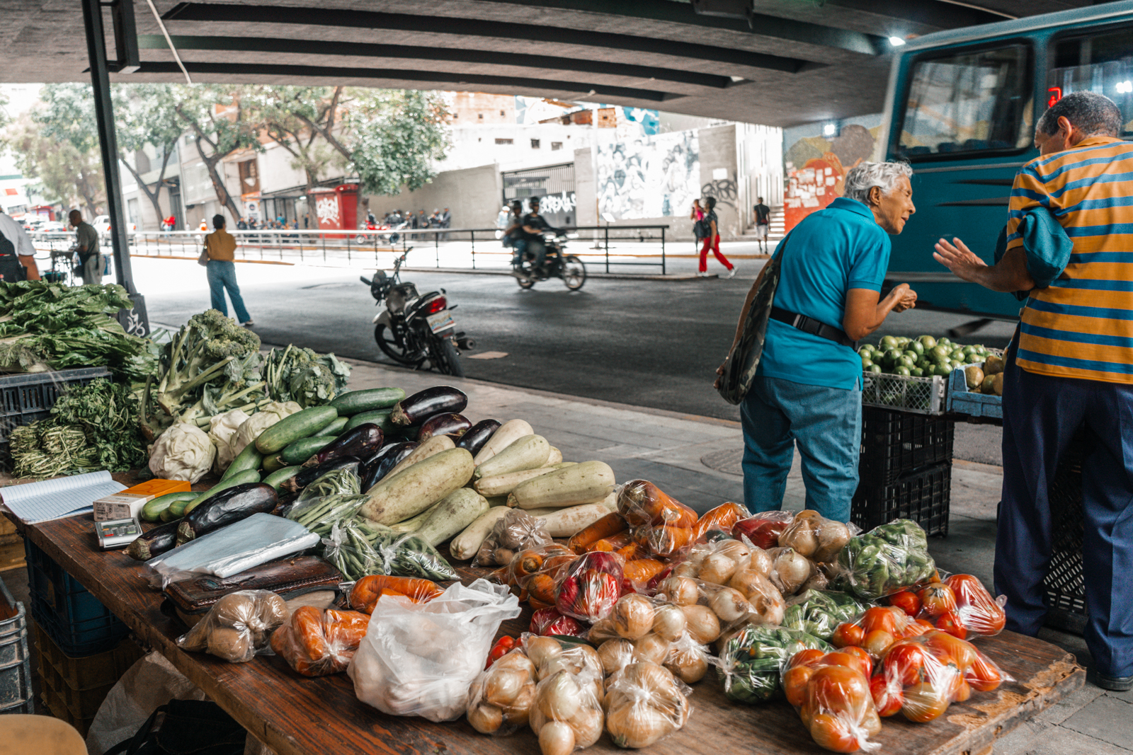 Entre frutas y asfalto: retratos de los vendedores ambulantes de Caracas