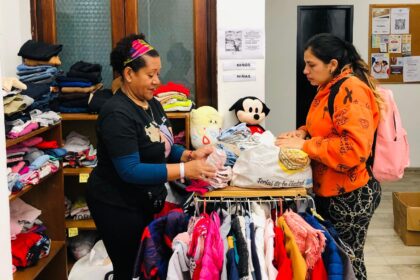 Migrantes venezolanos en Argentina recibieron donativos de ropa para protegerse del invierno