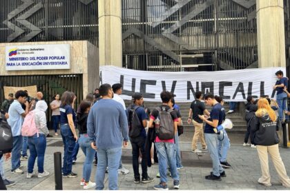 Estudiantes de la FCU-UCV protestan en Caracas por la suspensión de las pruebas internas