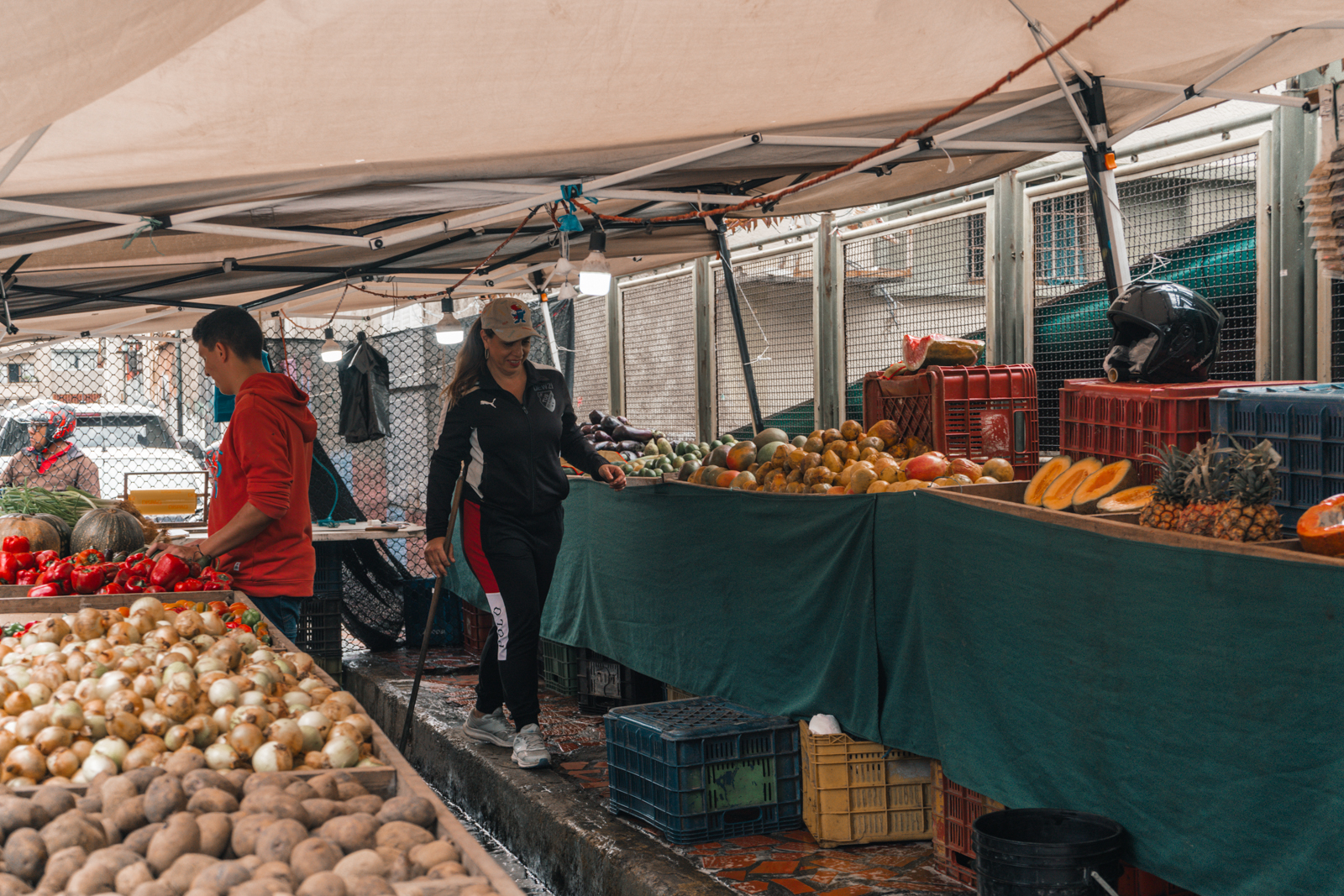 Entre frutas y asfalto: retratos de los vendedores ambulantes de Caracas