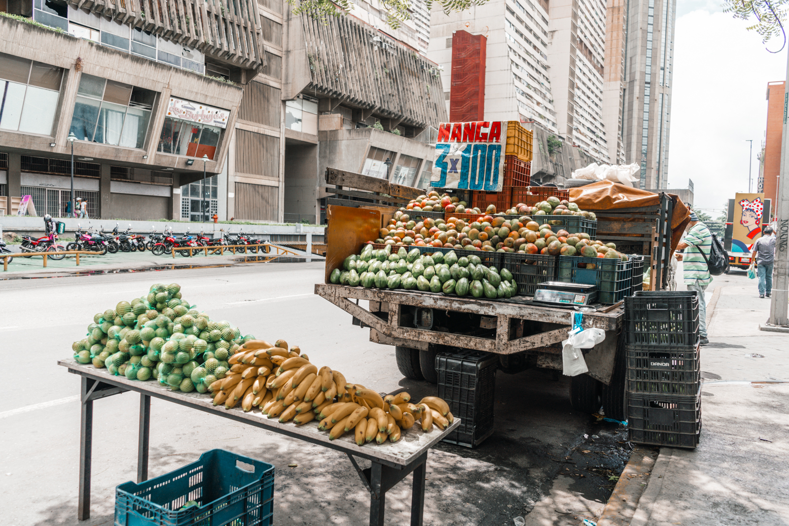 Entre frutas y asfalto: retratos de los vendedores ambulantes de Caracas
