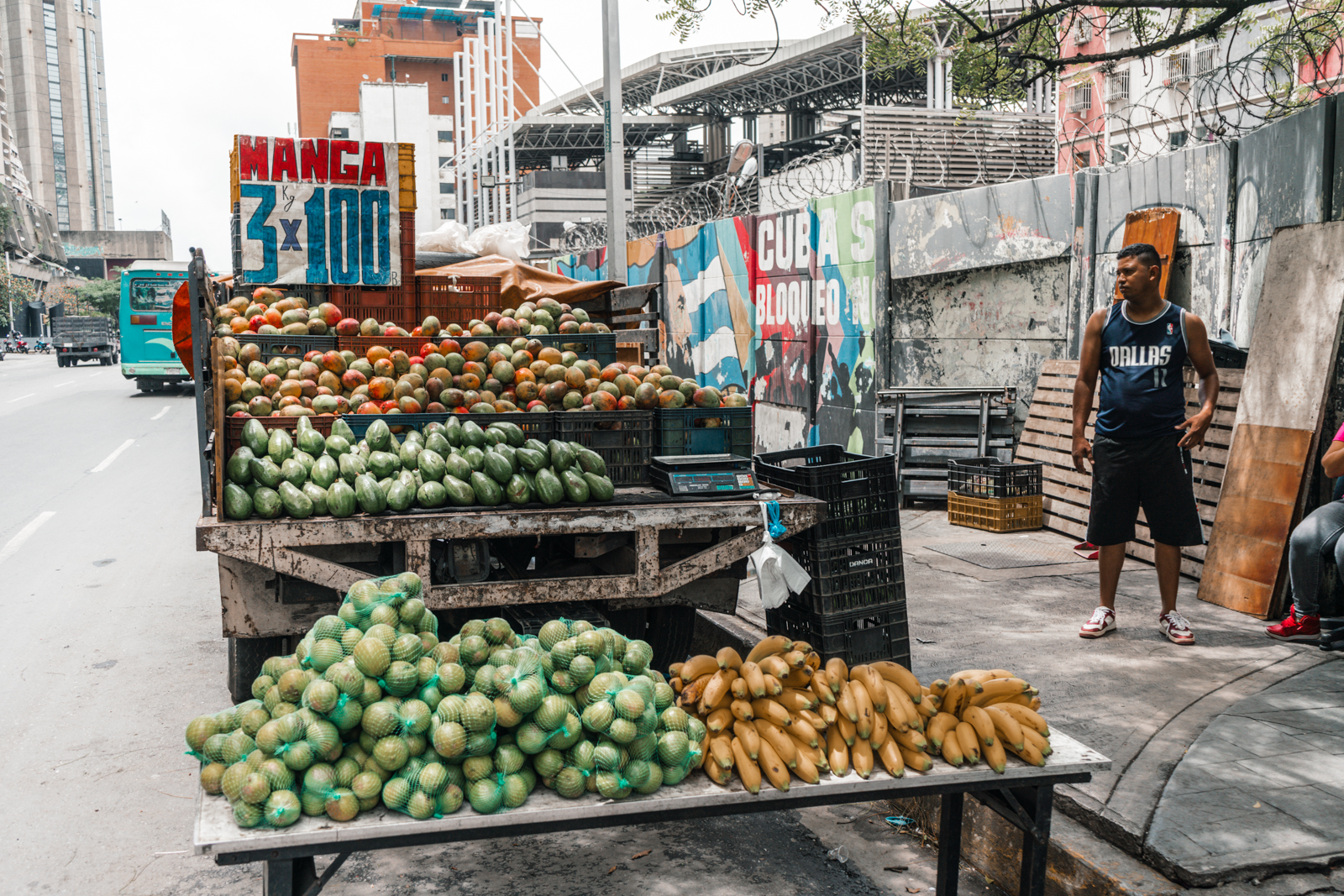 Entre frutas y asfalto: retratos de los vendedores ambulantes de Caracas