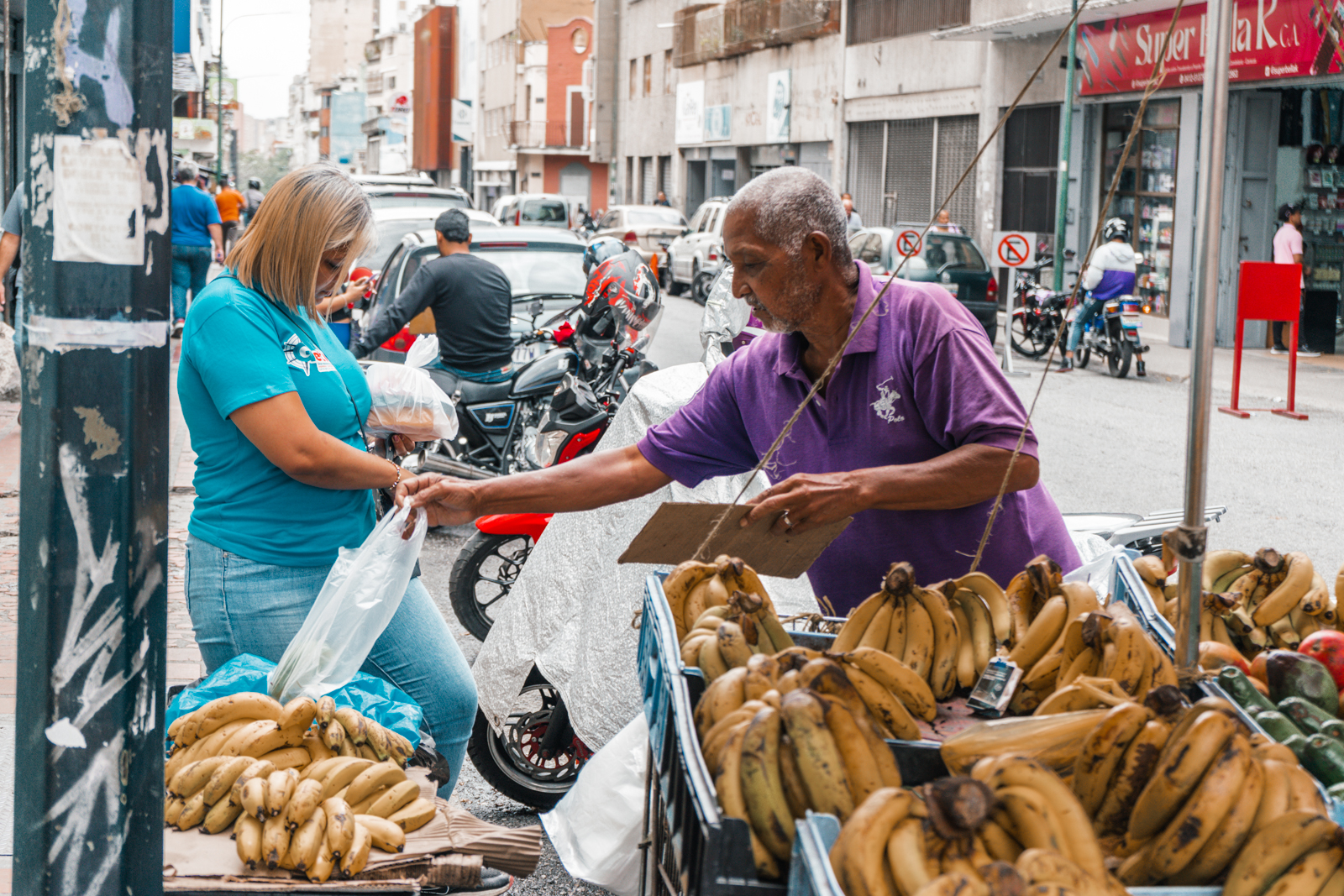 Entre frutas y asfalto: retratos de los vendedores ambulantes de Caracas
